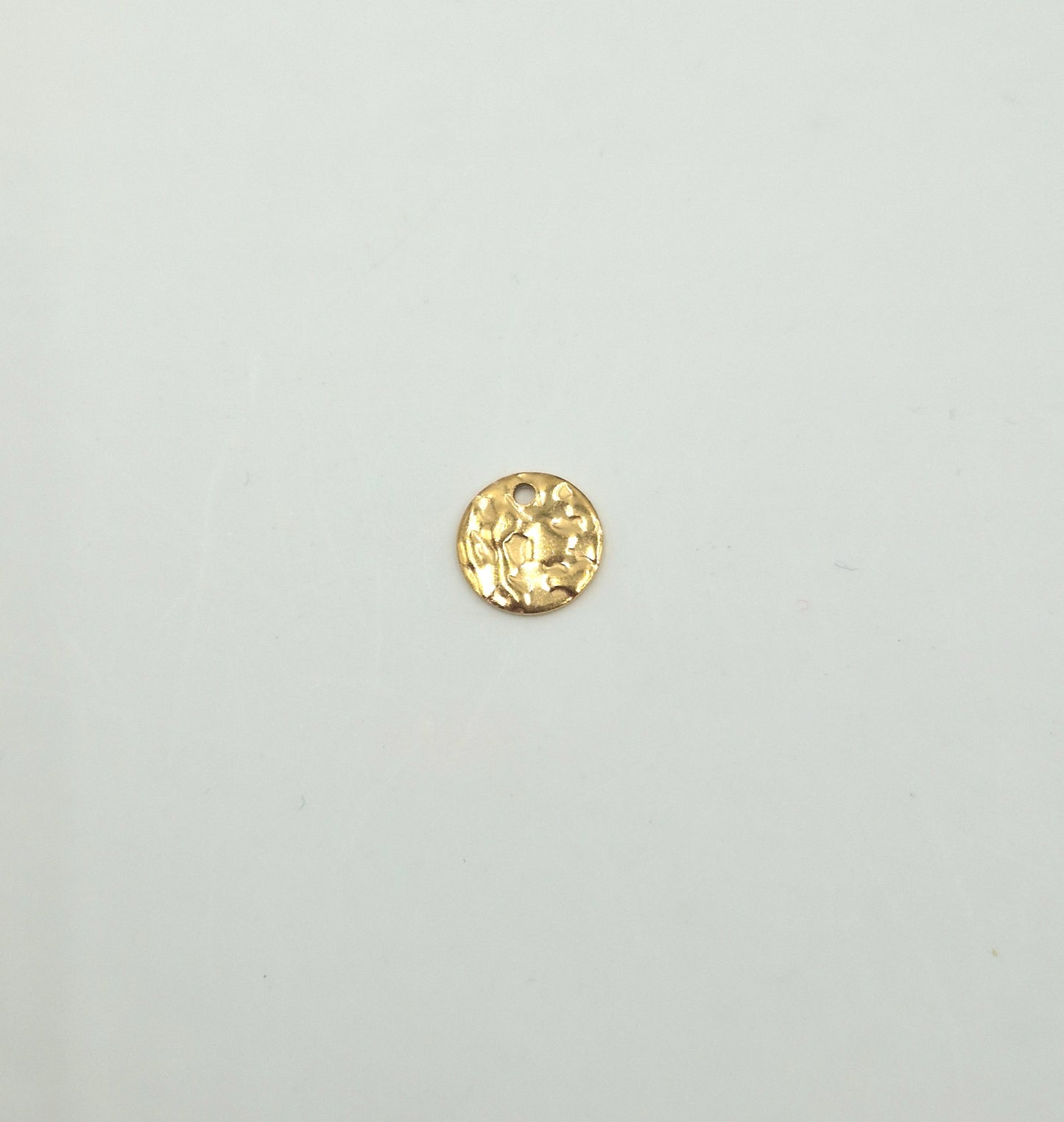 Charm sequin martelé doré