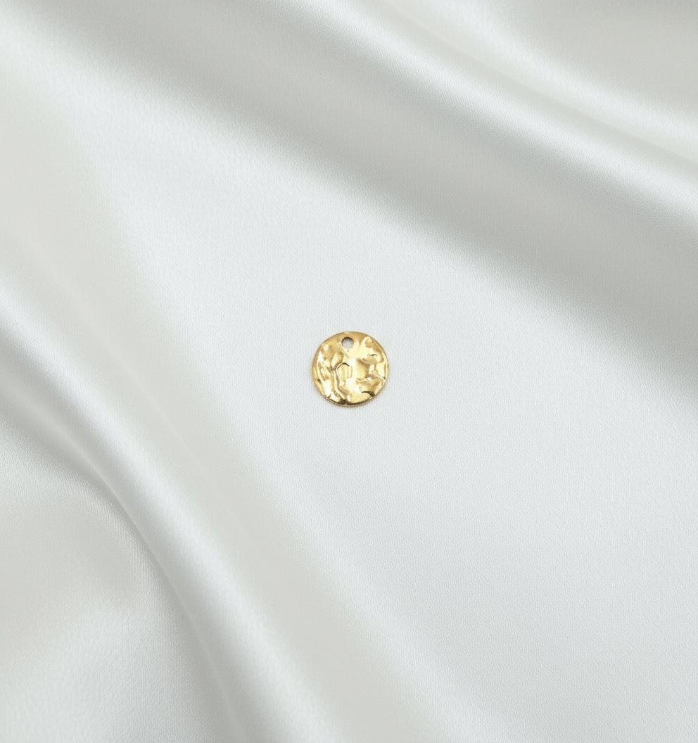 Charm sequin martelé doré