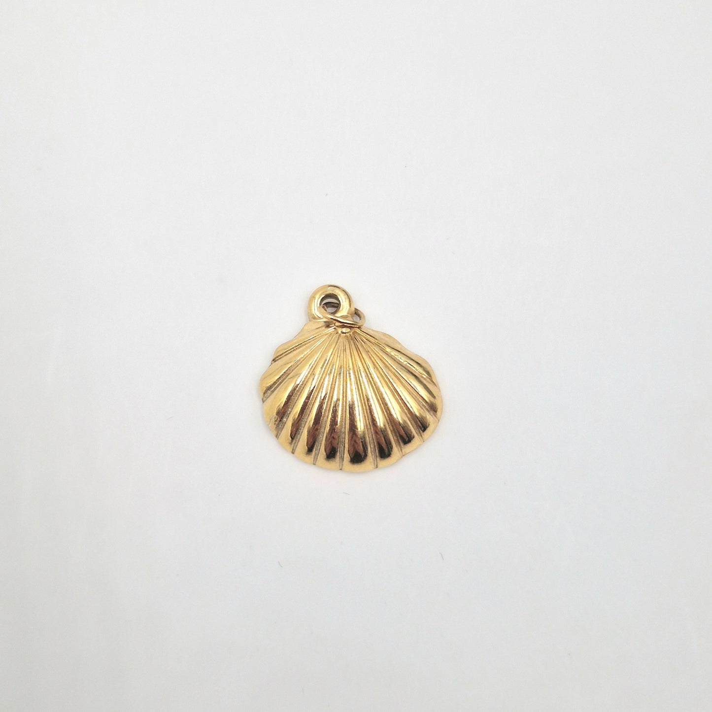 Charm coquillage doré