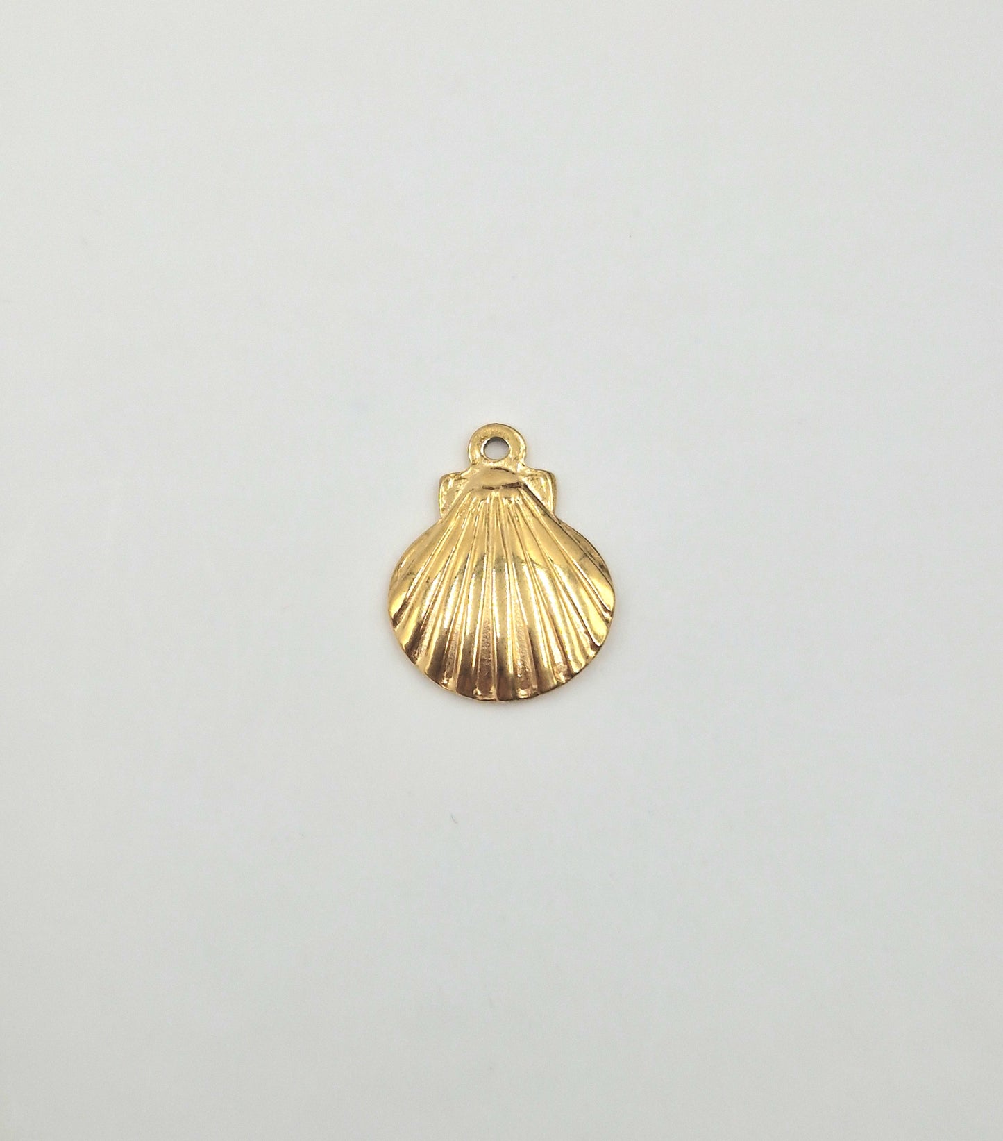 Charm coquillage doré