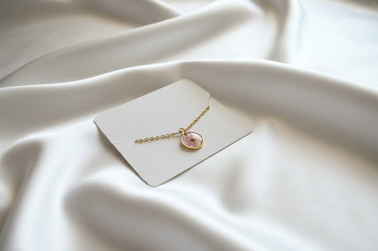 Collier or Myosotis fleur rose